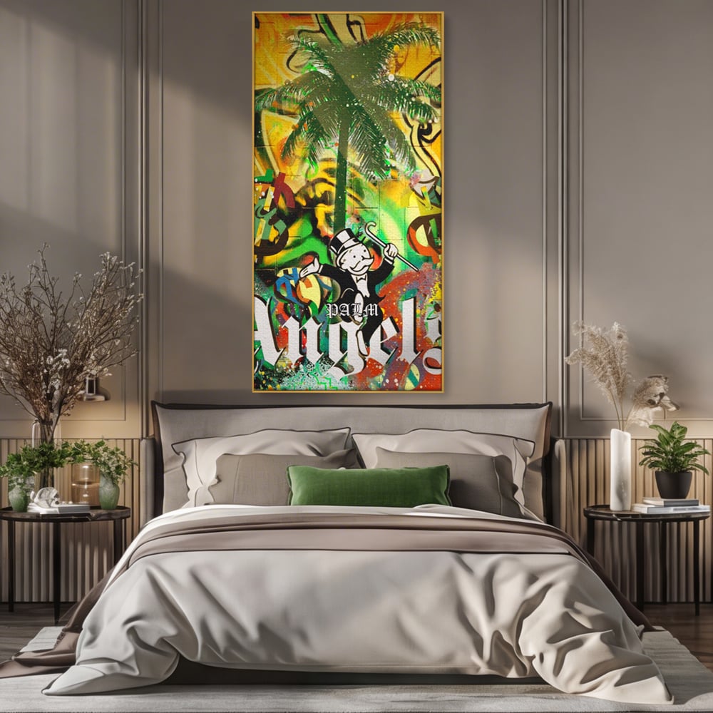 Tablou canvas cu tablou canvas cu graffiti monopoly si palmier, in rama de aluminiu auriu, pe perete intr-un dormitor
